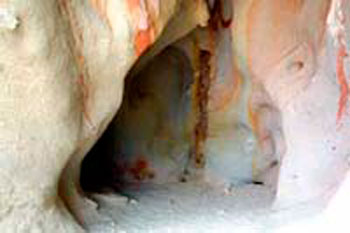 Как утверждается, это именно та самая пещера, которую нашел Бай Ю. 