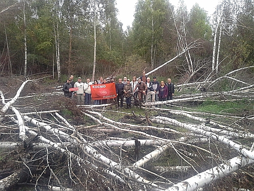 Участники экспедиции на месте обнаруженного ими вывала деревьев Участники экспедиции на месте обнаруженного ими вывала деревьев
