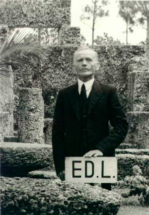 Эдвард Лидскалнин с табличкой "Эд. Л."