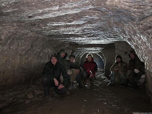 Участники экспедиции в пещере.
