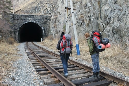 Участники экспедиции у входа в один из тоннелей. Фото: "Иркутск-Космопоиск".