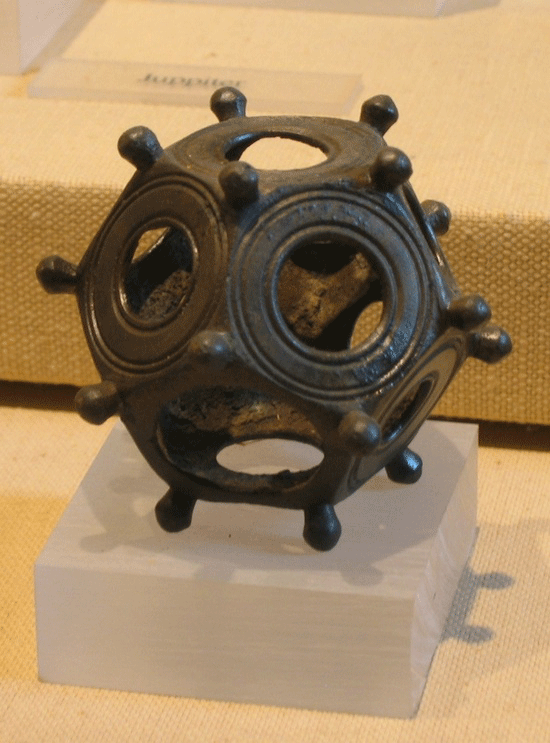 Римский додекаэдр из музея в Майнце, Германия. 