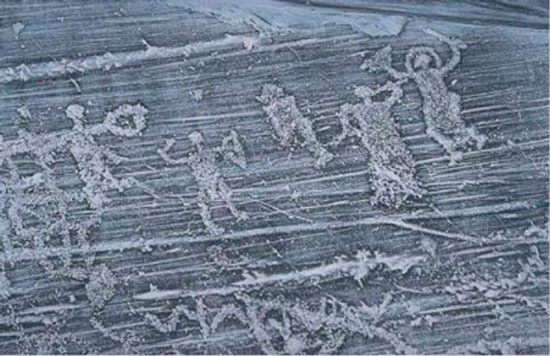 Сцена, где "пришелец" и люди держат одинаковое оружие.